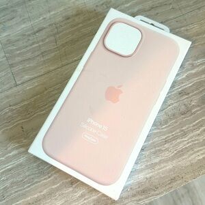 Apple iPhone 15 Silicone Case with MagSafe - Light Pink